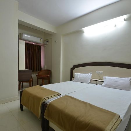 Hotel Maya Deluxe Хайдарабад Экстерьер фото