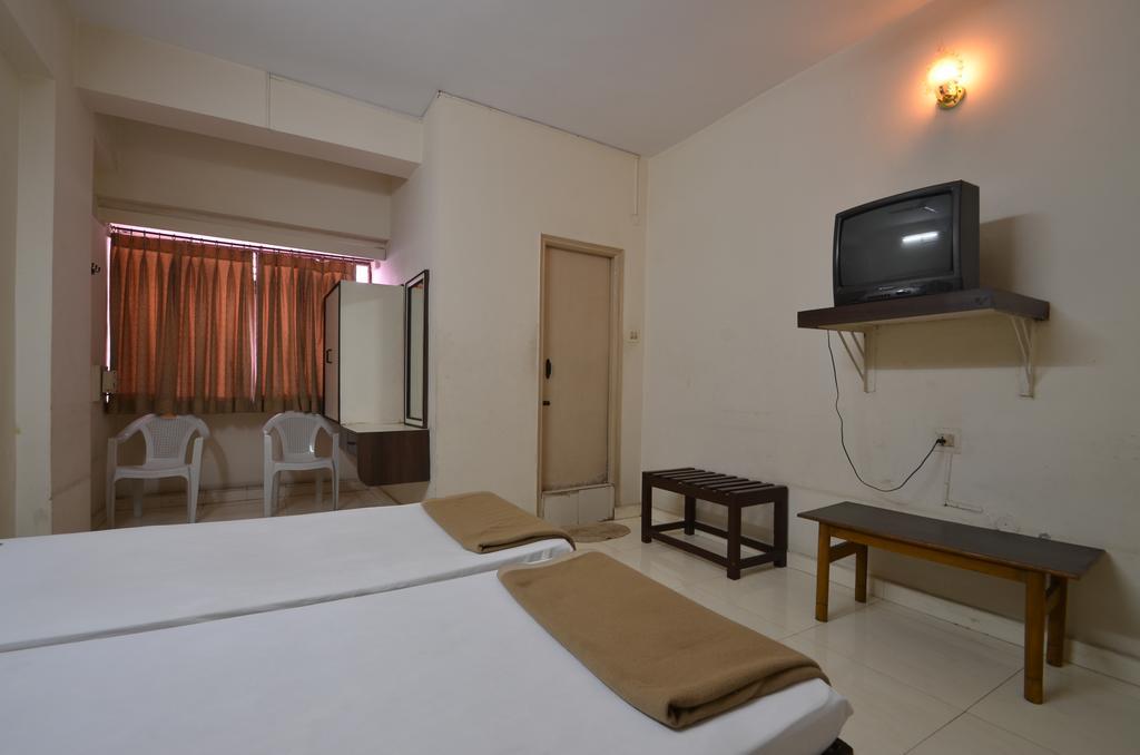 Hotel Maya Deluxe Хайдарабад Экстерьер фото