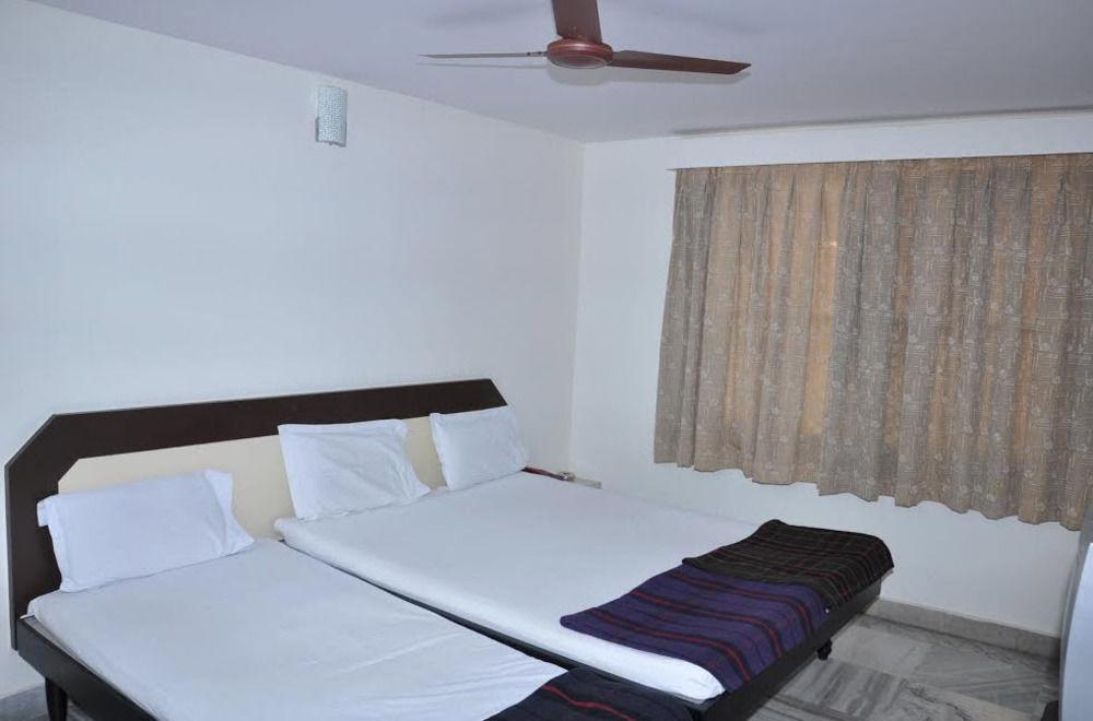 Hotel Maya Deluxe Хайдарабад Экстерьер фото
