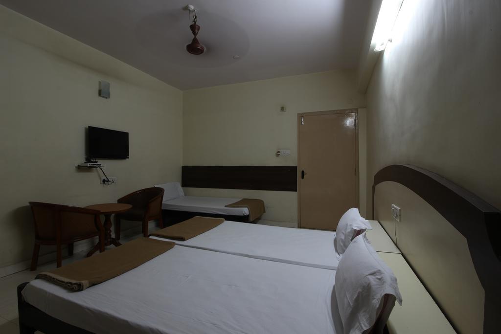 Hotel Maya Deluxe Хайдарабад Экстерьер фото