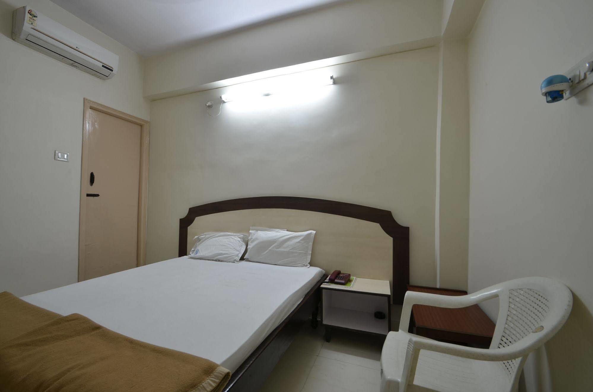 Hotel Maya Deluxe Хайдарабад Экстерьер фото