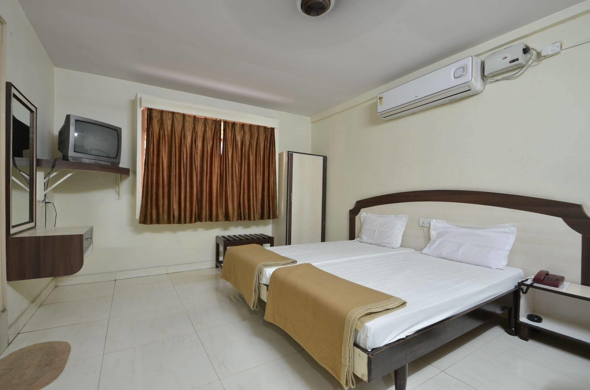 Hotel Maya Deluxe Хайдарабад Экстерьер фото