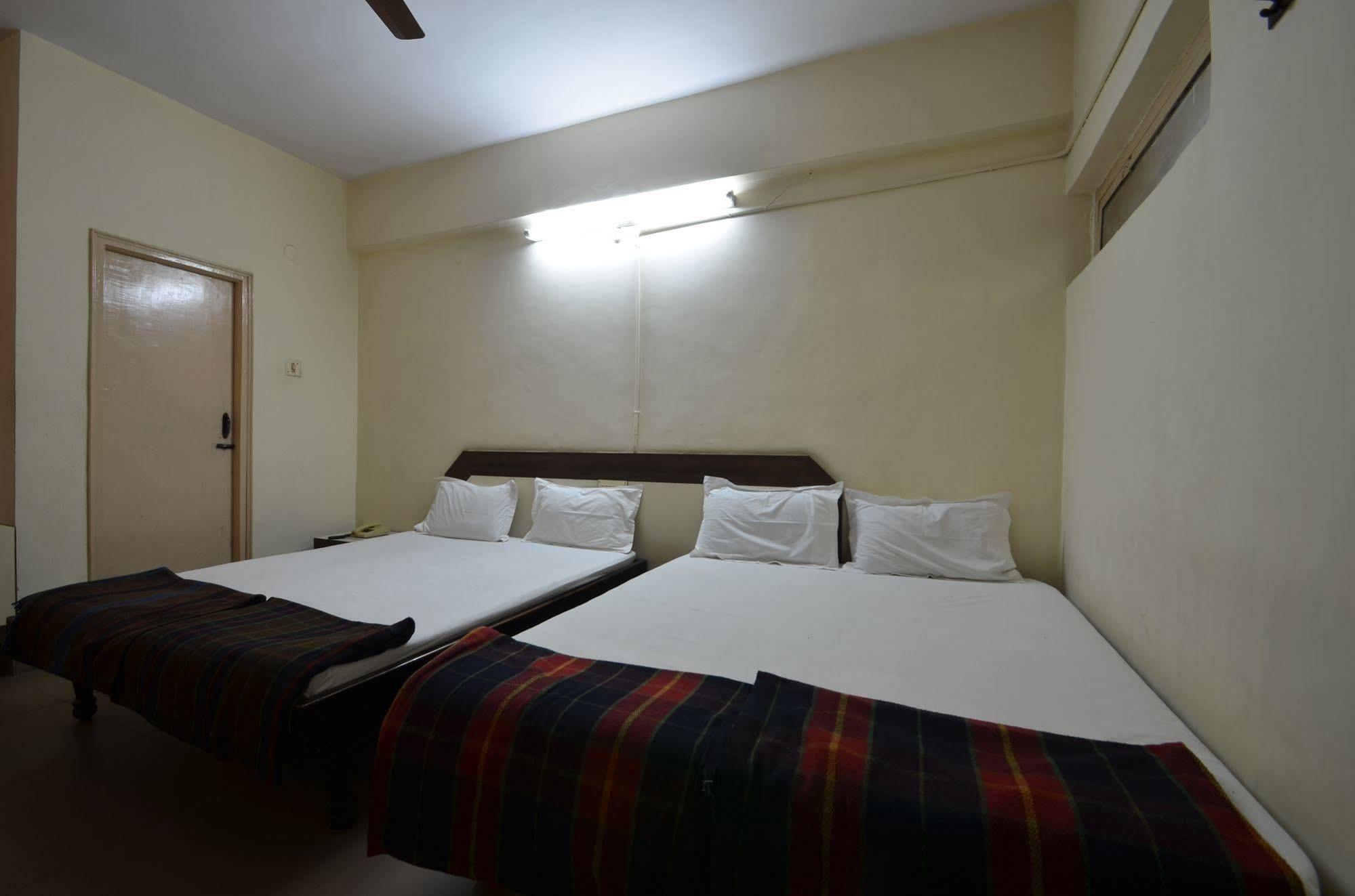 Hotel Maya Deluxe Хайдарабад Экстерьер фото