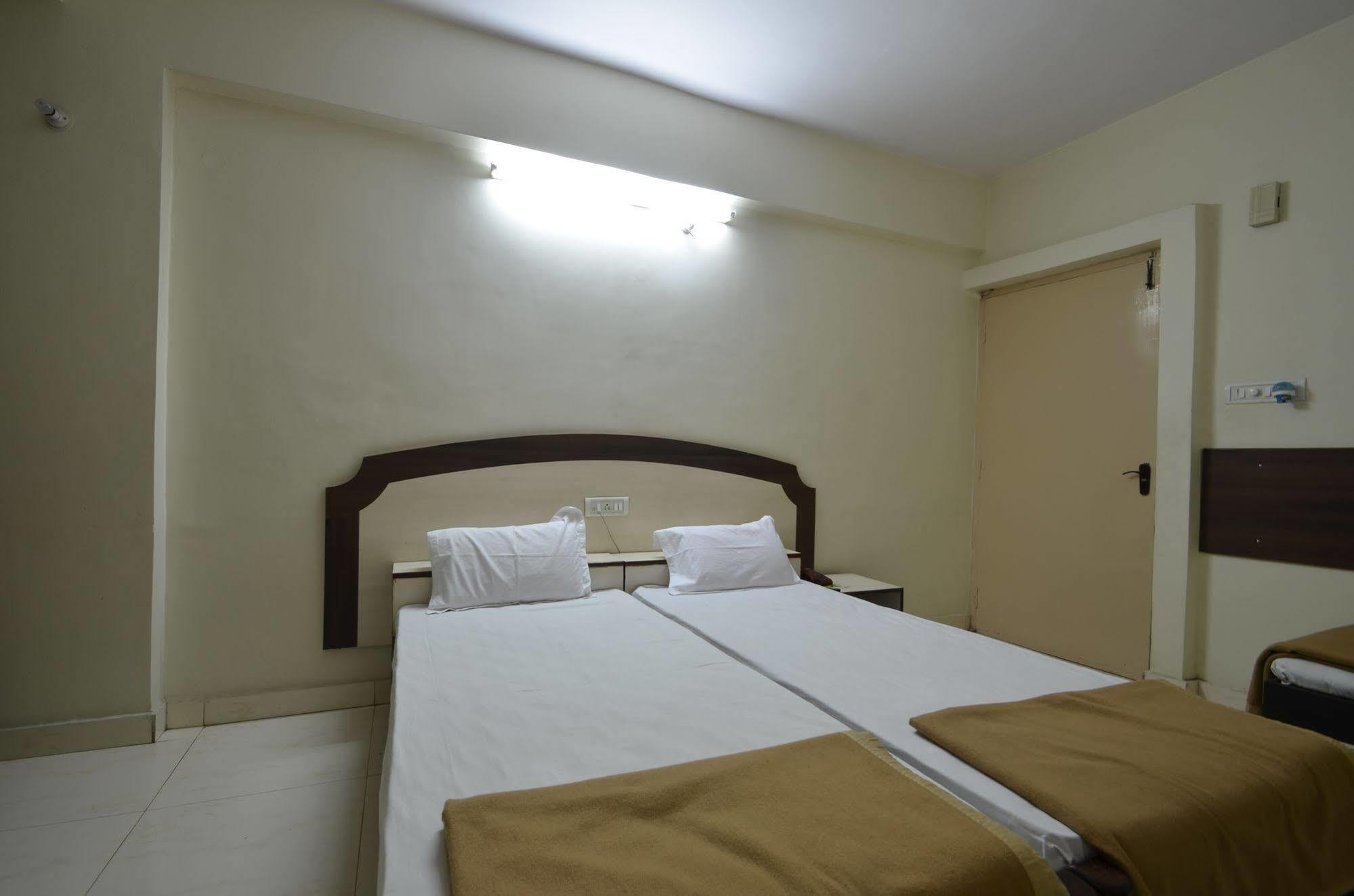 Hotel Maya Deluxe Хайдарабад Экстерьер фото