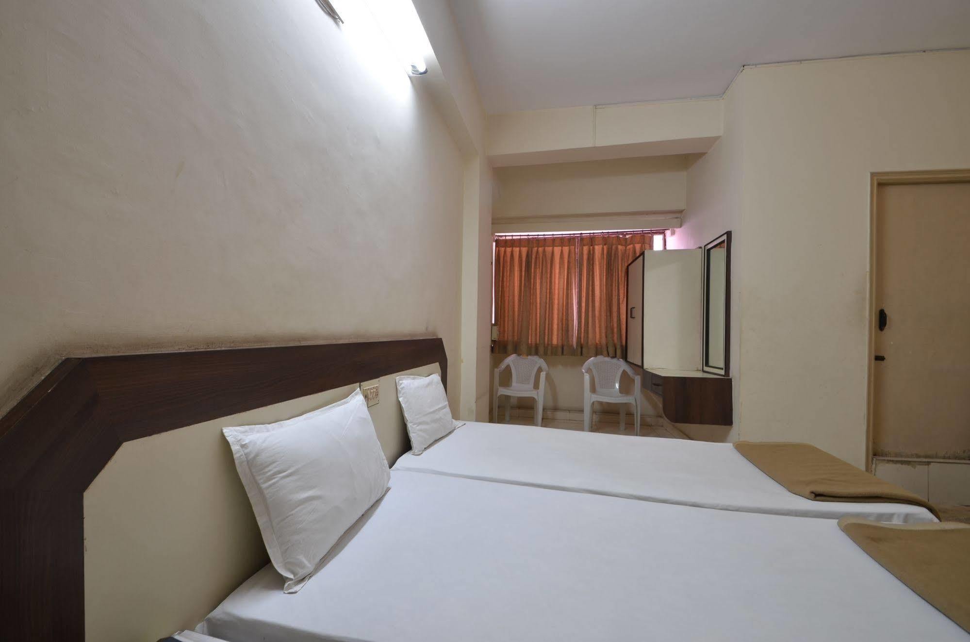 Hotel Maya Deluxe Хайдарабад Экстерьер фото